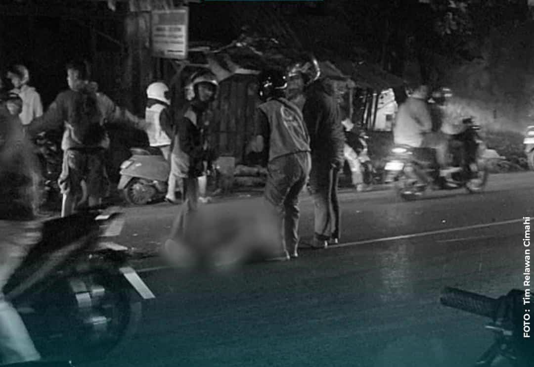 Akibat Tak Fokus Saat Kecepatan Tinggi Pemotor Seruduk Motor Lain di Padasuka, Cimahi