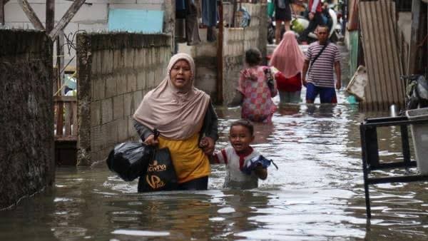 Air Meluap Tanpa Ampun, Ratusan Rumah di Depok Terendam Banjir