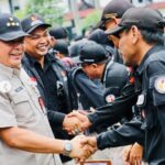 Pj Bupati Purwakarta Benni Irwan didampingi Ketua Bawaslu Purwakarta Yusup Suprianto mengecek kesiapan seluruh jajaran Bawaslu pada apel siaga pengawasan Pilkada 2024. (Doel)