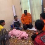 Tim SAR gabungan saat menyerahkan jasad Muhammad Hafiz Akhtar (3), bocah yang tenggelam di aliran Kali Bekasi Gang Angsana, Bekasi Jaya, Bekasi Timur. (ist)