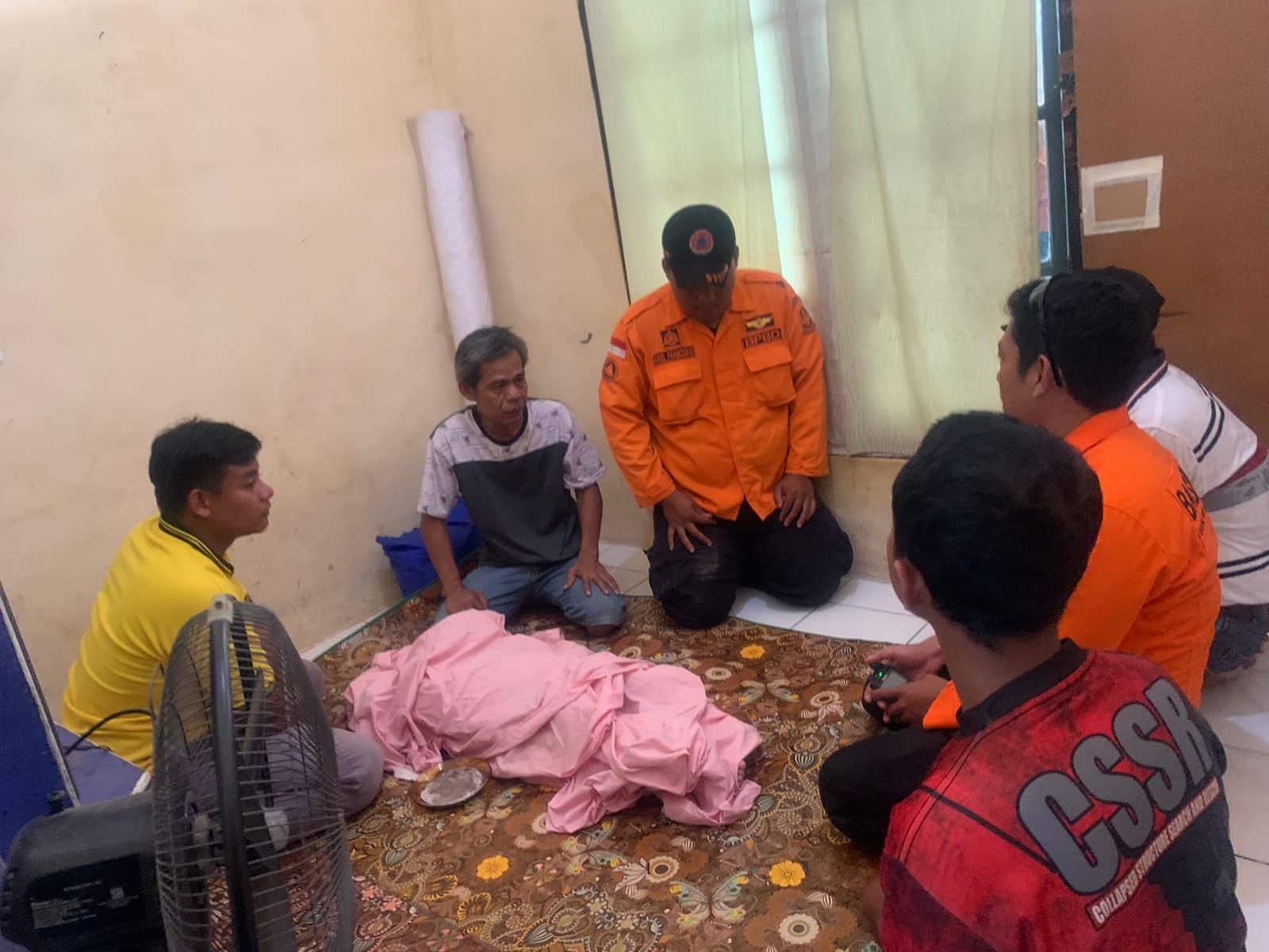 Tim SAR gabungan saat menyerahkan jasad Muhammad Hafiz Akhtar (3), bocah yang tenggelam di aliran Kali Bekasi Gang Angsana, Bekasi Jaya, Bekasi Timur. (ist)