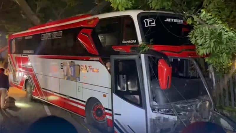 bus tak terkendali di batu