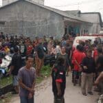 Warga yang diarahkan oleh petugas Basarnas untuk menjauh dari lokasi robohnya tiang penyangga tower di Jalan Mista Raya, Kavling Bumi Indah Sejahtera, Desa Karangsatria, Tambun Utara. (KIS/Joy Andre).. (Joy Andre)