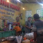 Warung Nasi Gandul khas Pati, Jawa Tengah ramai dikunjungi pencinta kuliner di Kota Mina Tani tersebut. (Tiyo)