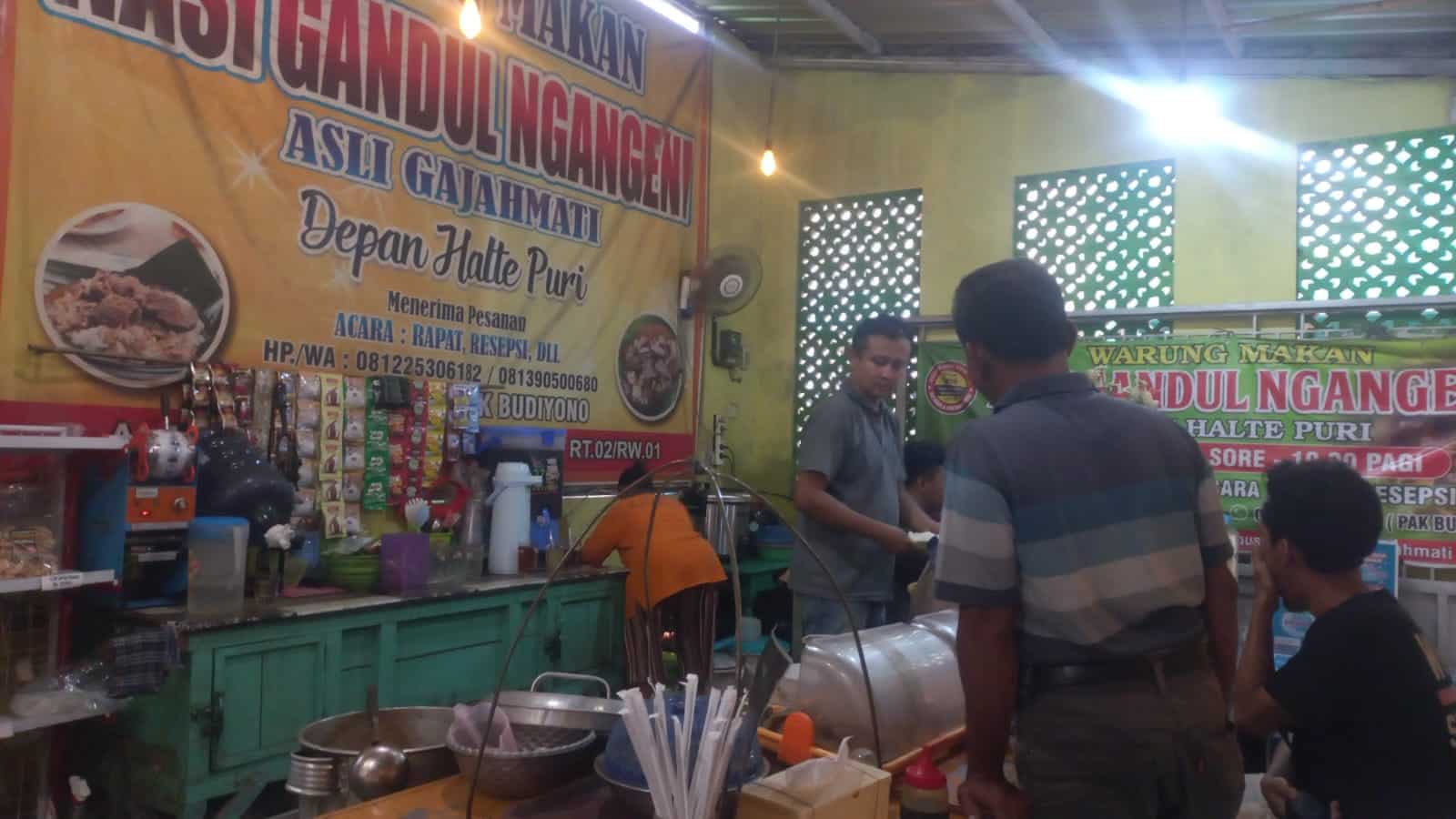 Warung Nasi Gandul khas Pati, Jawa Tengah ramai dikunjungi pencinta kuliner di Kota Mina Tani tersebut. (Tiyo)
