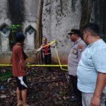 Polisi saat mengecek tkp penemuan granat aktif di sebuah kebun Jalan Mendut, Jatisampurna, Kota Bekasi. (KIS/Ist)