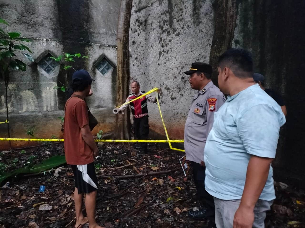 Polisi saat mengecek tkp penemuan granat aktif di sebuah kebun Jalan Mendut, Jatisampurna, Kota Bekasi. (KIS/Ist)