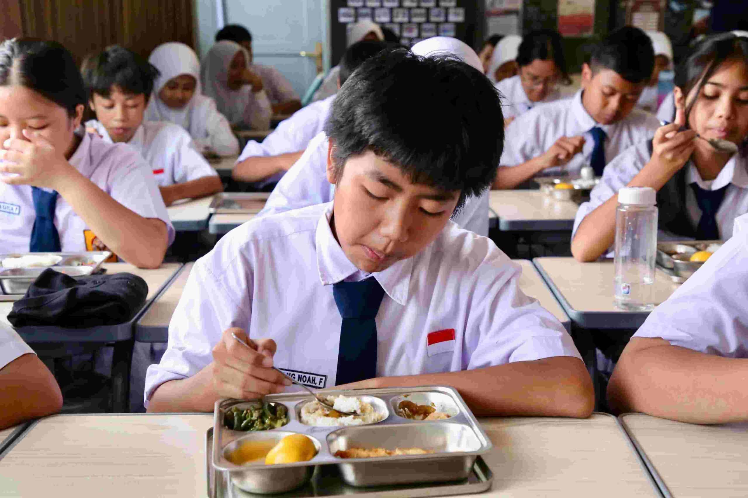 Siswa sedang menyantap makan bergizi gratis yang disedikan pemerintah. (ist)