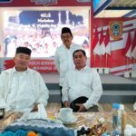 Ketua PWI Kalsel, Zainal Helmie, menyambut kedatangan Gubernur Kalsel H Muhidin di kediaman, Kamis (23/1) petang, sekaligus menyampaikan rencana kehadiran Presiden Prabowo pada puncak perayaan HPN 9 Februari.(Anang Fadhilah)
