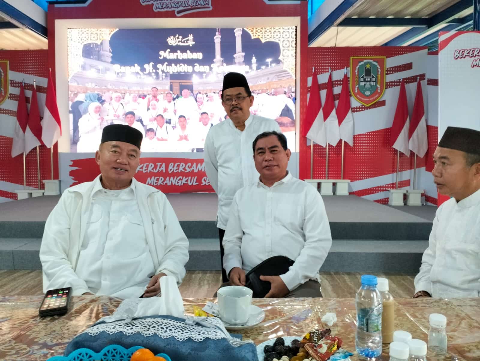 Ketua PWI Kalsel, Zainal Helmie, menyambut kedatangan Gubernur Kalsel H Muhidin di kediaman, Kamis (23/1) petang, sekaligus menyampaikan rencana kehadiran Presiden Prabowo pada puncak perayaan HPN 9 Februari.(Anang Fadhilah)