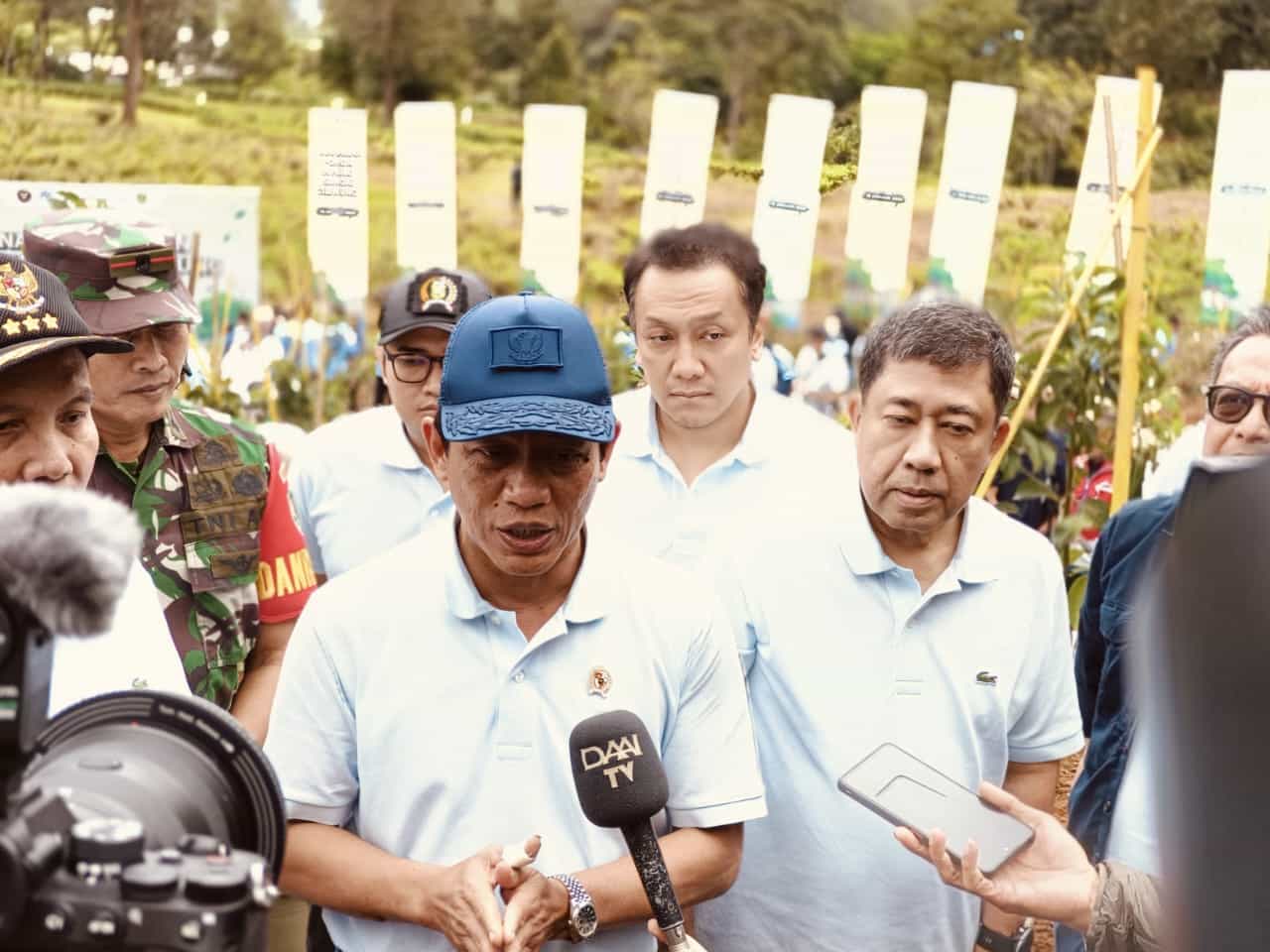 Menteri Hanif dalam acara penanaman pohon di Area PTPN Gunung Mas serta peninjauan titik nol Ciliwung di Telaga Saat, Cisarua, Kabupaten Bogor (KIS/NICKO)
