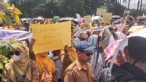 Khawatir di-PHP Tenaga Honorer Ngluruk ke Kantor Bupati Serang