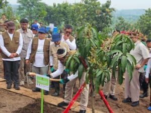 Kementerian Kehutanan Tanam Pohon di Kawasan Gunung Tilu Majalengka