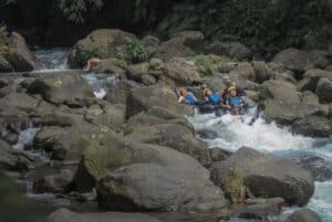 Sensasi Petualangan Menarik di Cikadongdong River Tubing Majalengka