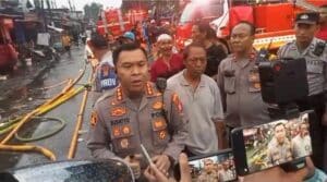 Polres Metro Jakarta Pusat Blokir Jalan ke Lokasi Kebakaran Kemayoran Gempol