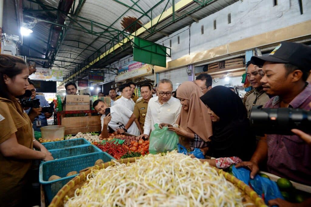 Menko Pangan Zulhas Tinjau Harga Kebutuhan Pokok di Pasar Sei Sikambing