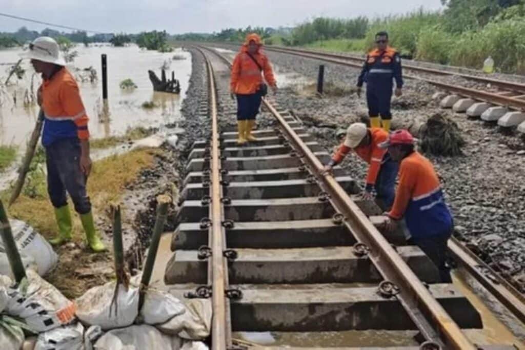 KAI Mohon Maaf atas Gangguan Perjalanan Akibat Banjir di Semarang, Keselamatan Penumpang Jadi Prioritas