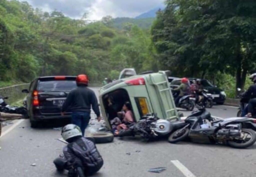 Kecelakaan Lalu Lintas Beruntun di Tutugan Leles Garut, Beberapa Korban Dilarikan ke Rumah Sakit