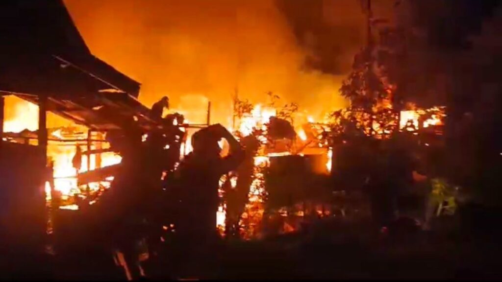 Kebakaran di Nawang Baru, Empat Rumah dan Toko Sembako Hangus, Kerugian Diperkirakan Rp2 Miliar