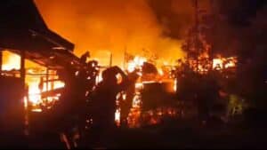 Kebakaran di Nawang Baru, Empat Rumah dan Toko Sembako Hangus, Kerugian Diperkirakan Rp2 Miliar