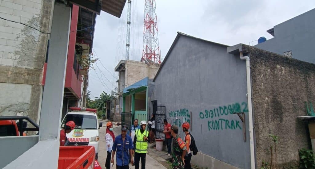 Beton Penyangga Tower Provider Ambruk, Dua Orang Jadi Korban