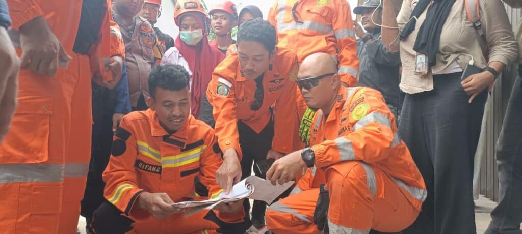 Basarnas Kerahkan Dua Unit Crane Untuk Evakuasi Pekerja yang Tertimpa Beton Penyangga Tower di Kabupaten Bekasi