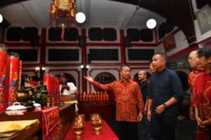 Pastikan Perayaan Imlek 2576 Berjalan Lancar, Pj Gubernur Jabar Tinjau Vihara di Kota Bandung