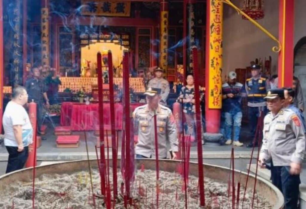 Tim Jibom Brimob Polda Jabar dan Polrestabes Bandung Sterilisasi 20 Vihara dan Kelenteng