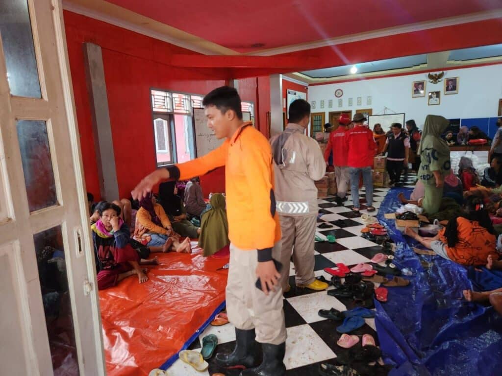 Polres Indramayu Jaga Keamanan Pengungsi Banjir Kertawinangun