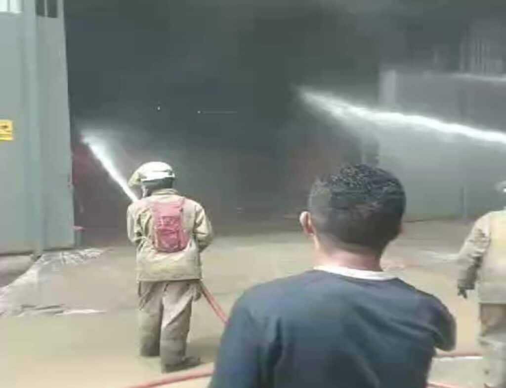 Kebakaran Gudang di Dadap Kosambi Tangerang Meluas, Petugas Terus Berupaya Padamkan Api