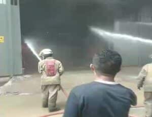 Kebakaran Gudang di Dadap Kosambi Tangerang Meluas, Petugas Terus Berupaya Padamkan Api