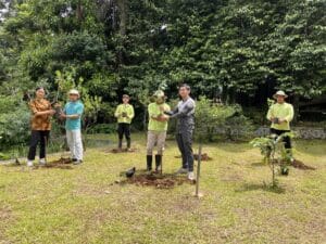 Royal Safari Garden Gaungkan Semangat Hijau dengan Aksi Menanam Pohon dan Daur Ulang