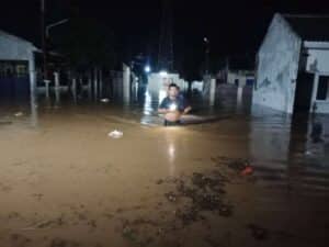 Kabupaten Cirebon Dilanda Banjir Bandang, Petugas Lakukan Evakuasi dan Penyedotan Air