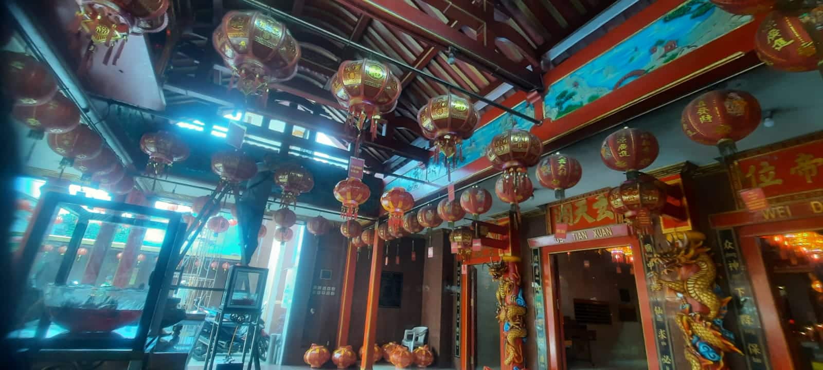 Pemasangan lampion di Klenteng Hok Lay Kiong, Kota Bekasi sebagai persiapan dalam menyambut Hari Raya Imlek 2025. (KIS/Joy Andre)