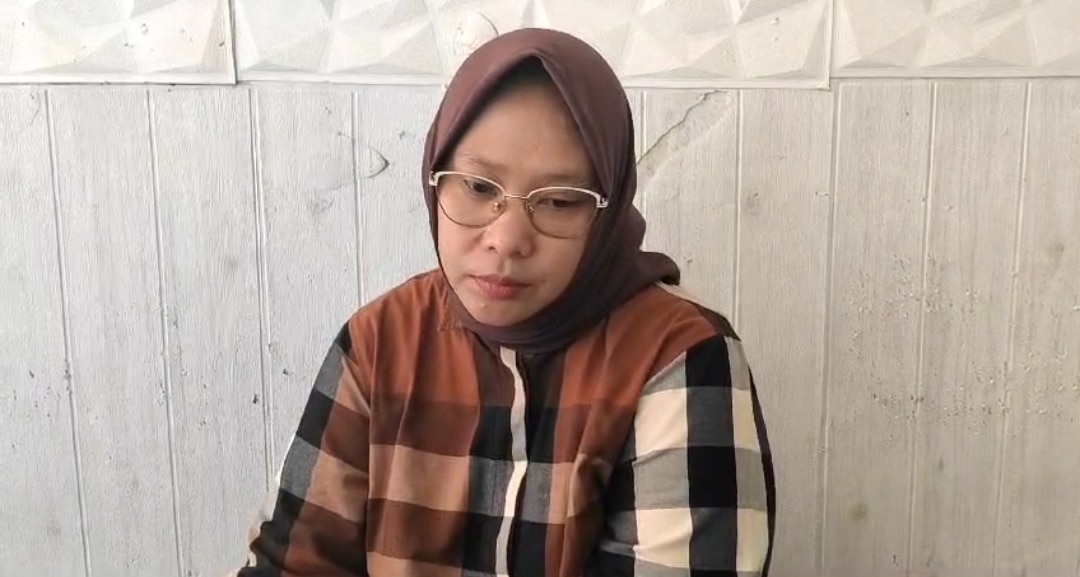 Istri dari aktor sinetron kolosal Sandy Permana, Ade Andriani, menceritakan detik-detik kematian suaminya. (Joy Andre)