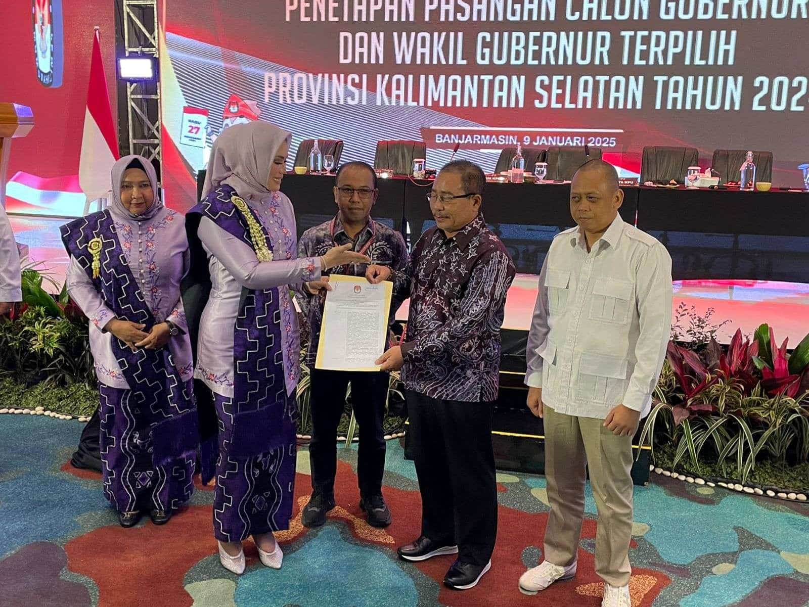 Ketua KPU Kalsel, Andi Tenri Sompa menyerahkan surat Penetapan Gubernur dan Wakil Gubernur Kalsel terpilih kepada tim Muhidin-Hasnur, Kamis (9/1/2025), (ist)