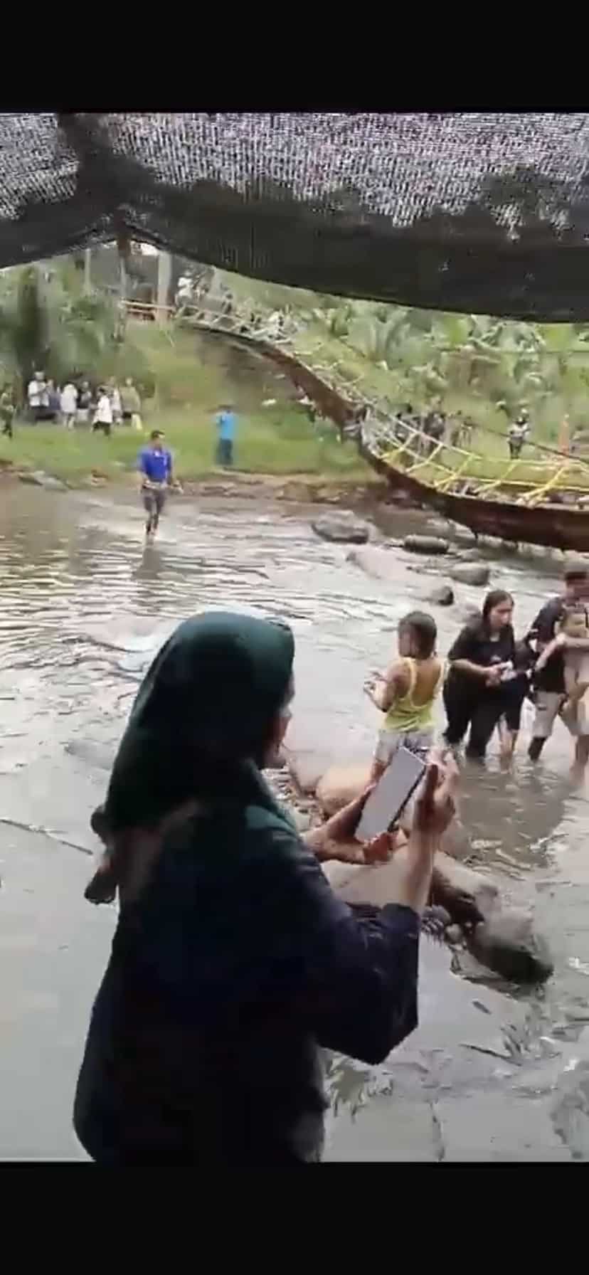 Jembatan wisata Sungai Malus Lubunglinggau putus sebabkan puluhan orang luka-luka. (Ist)