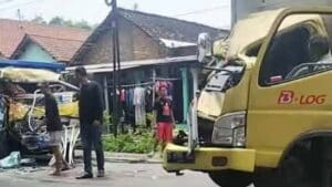 Tarokan Minta Diruwat, Kembali Tabrakan Adu Banteng, Pengemudi Blitar vs Madiun Jadi Korban