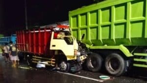 Kecelakaan Parah di Tuban! Truk Mitsubishi Tabrak Bak Tronton Dump Truk, Pria Mojokerto Meninggal Dunia