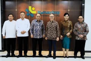 Kemenkop Serahkan Daftar Koperasi yang Menjalankan Kegiatan di Sektor Jasa Keuangan ke OJK