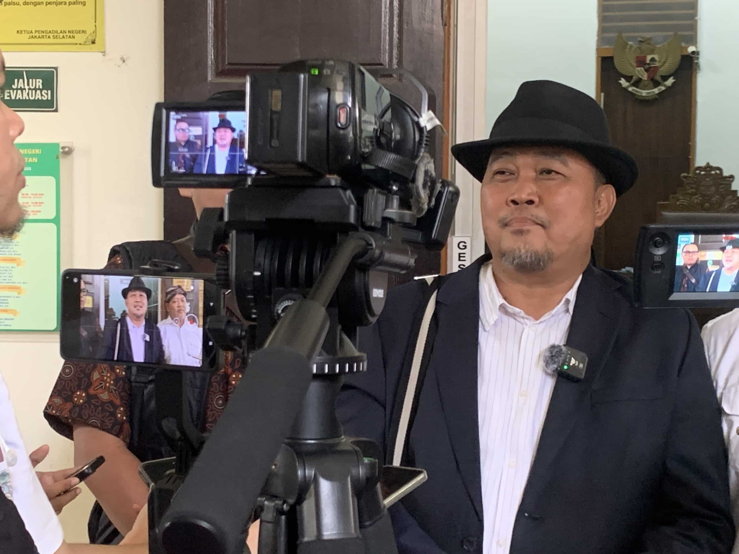 Koordinator MAKI Boyamin Saiman beri keterangan pers kepada wartawan. (Aris MP)