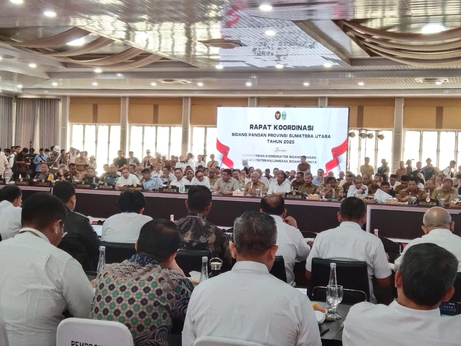 Menteri Kordinator Pangan Zulkifli Hasan dalam Rapat Koordinasi dengan para Kepala Daerah se-Kabupaten/Kota se-Sumut. (Lilik)