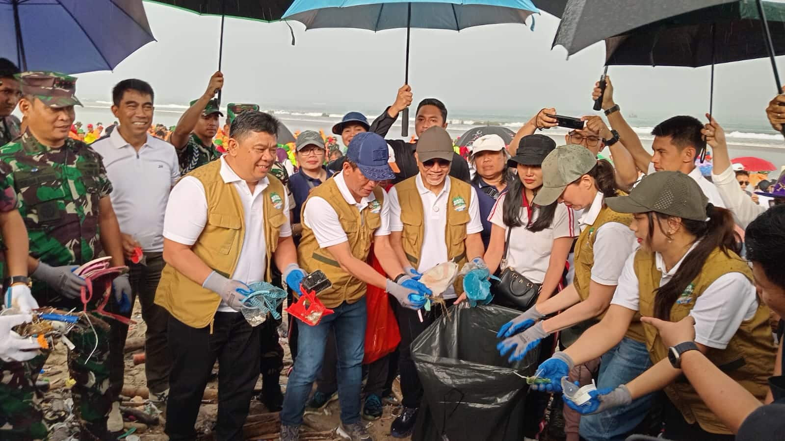 Aksi bersih sampah laut di Pantai Kuta (KIS/NICKO)