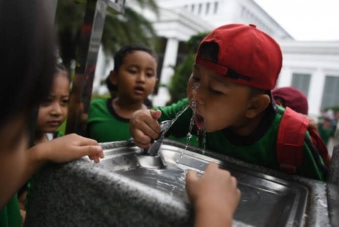 Anak-anak mencoba air minum siap saji. (Ist)