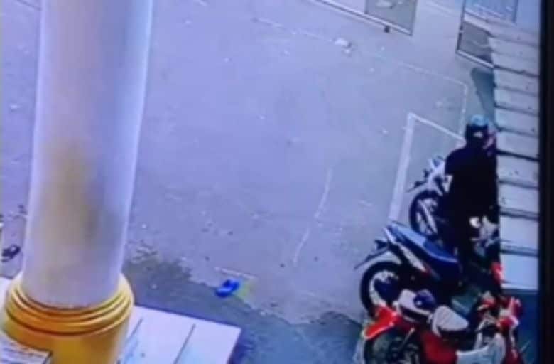 Pencuian motor milik jamaah di salah satu masjid di Bogor terekam CCTV. (Ist)