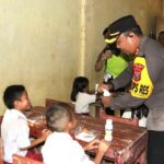 Kapolres Nias AKBP Revi Nurvelani salurkan bantuan ke SDN 078481 Uluna’ai Hiligodu, Idanogawo. (Ist)