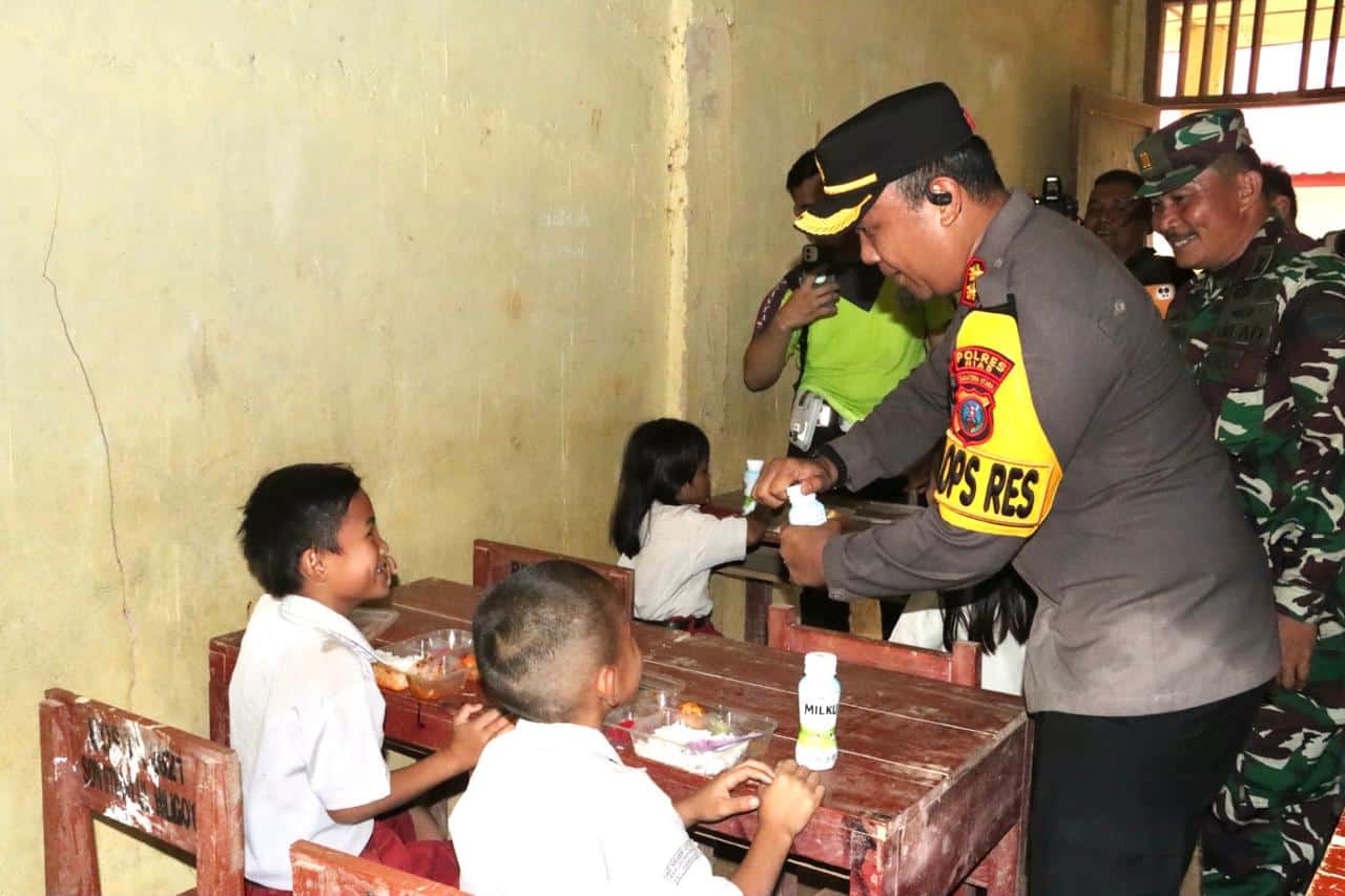 Kapolres Nias AKBP Revi Nurvelani salurkan bantuan ke SDN 078481 Uluna’ai Hiligodu, Idanogawo. (Ist)