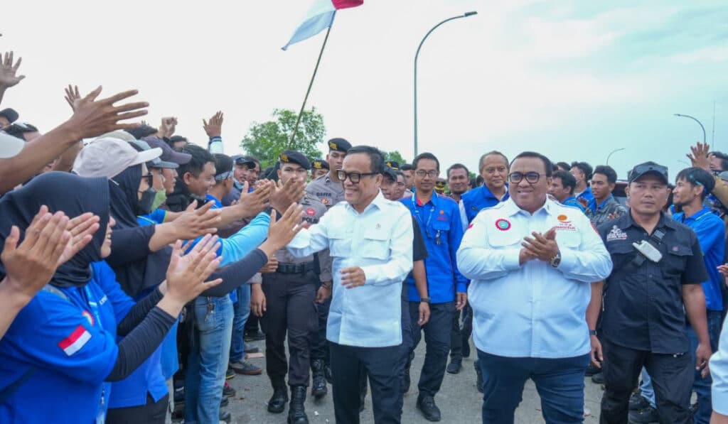 Kabar Bahagia, Wamenaker Noel Umumkan 308 Pekerja Softek Karawang Batal di PHK