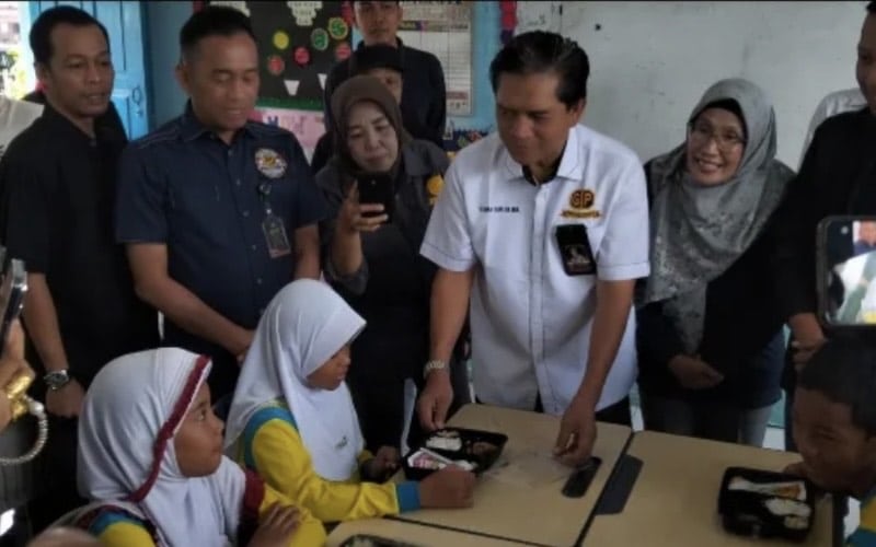 Garda Prabowo Sumsel bagikan MBG ke siswa SDN 180 Palembang. (Ist)