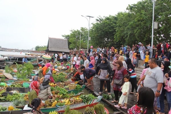Pasar Terapung salah satu andalan obyek wisata di Kalimantan Selatan yang banyak menarik wisatawan. (Ist)